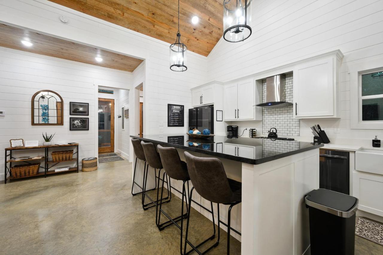 Bella Luna Cabin - Cozy Farmhouse Cabin, Private Deck, Swing Set, Fire Pit, Hot Tub Villa Broken Bow Exterior photo